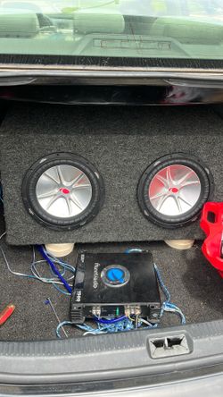 Speaker box with 2 10” kickers with 1500 watt amp