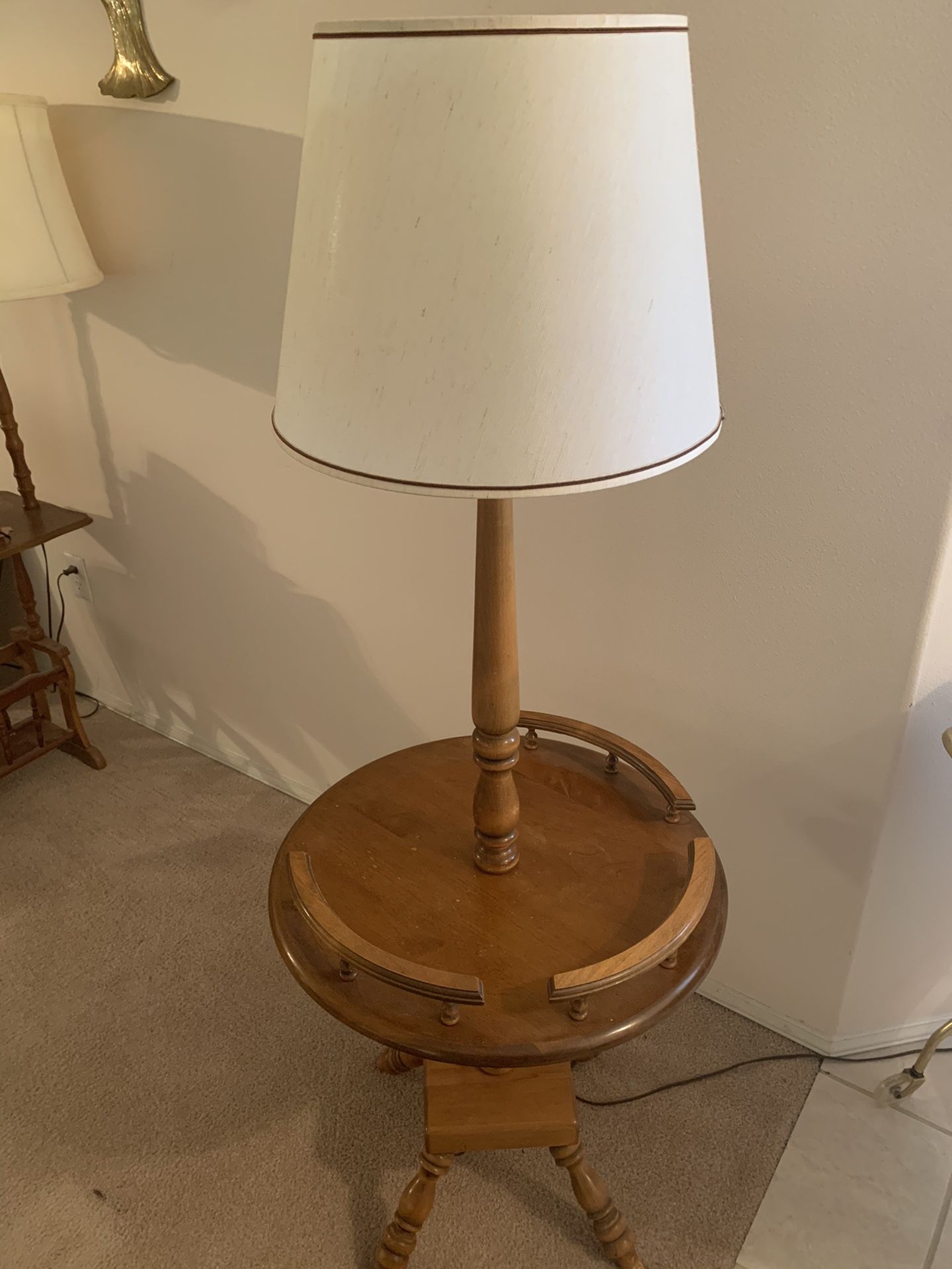 💡 Vintage end tables with lamps.