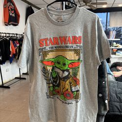 Star Wars: The Mandalorian t-shirt featuring a graphic of Yoda size Large