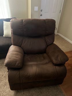 Recliner (No delivery , pick up required )
