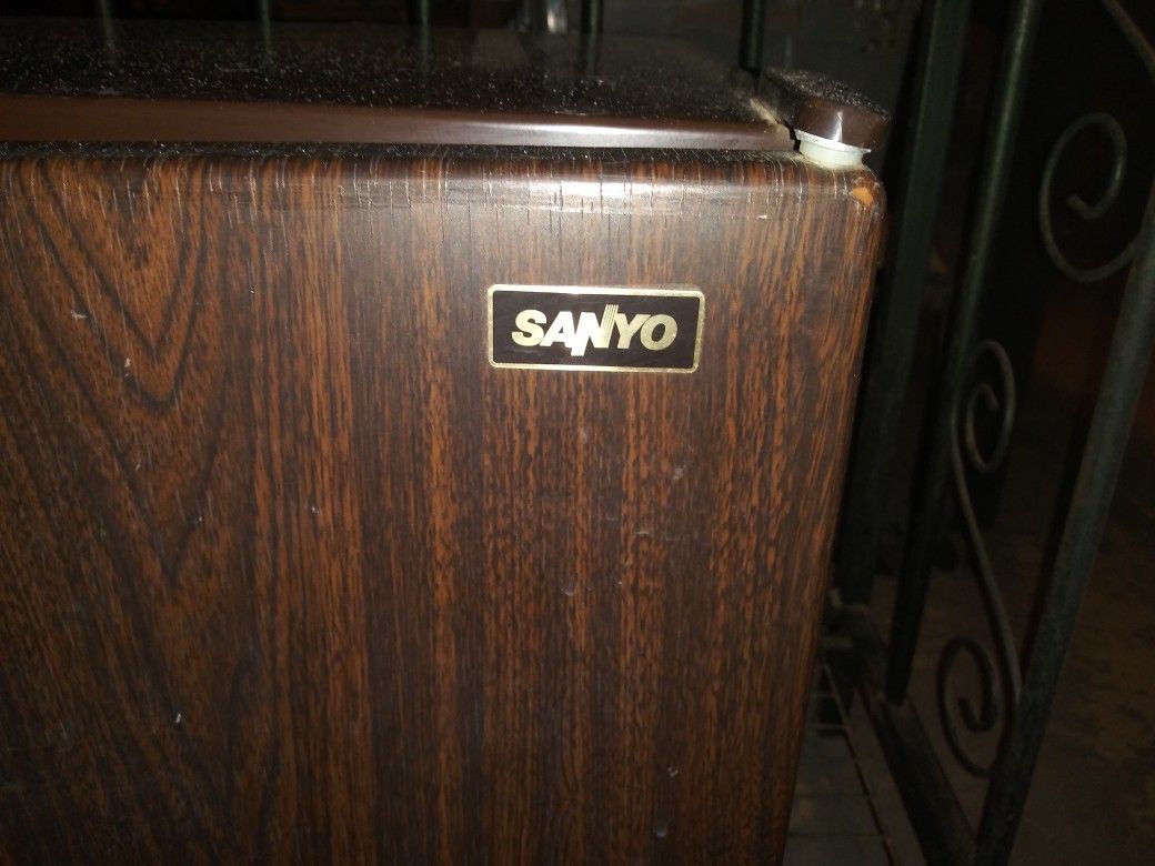 Sanyo Mini Refrigerator & Freezer