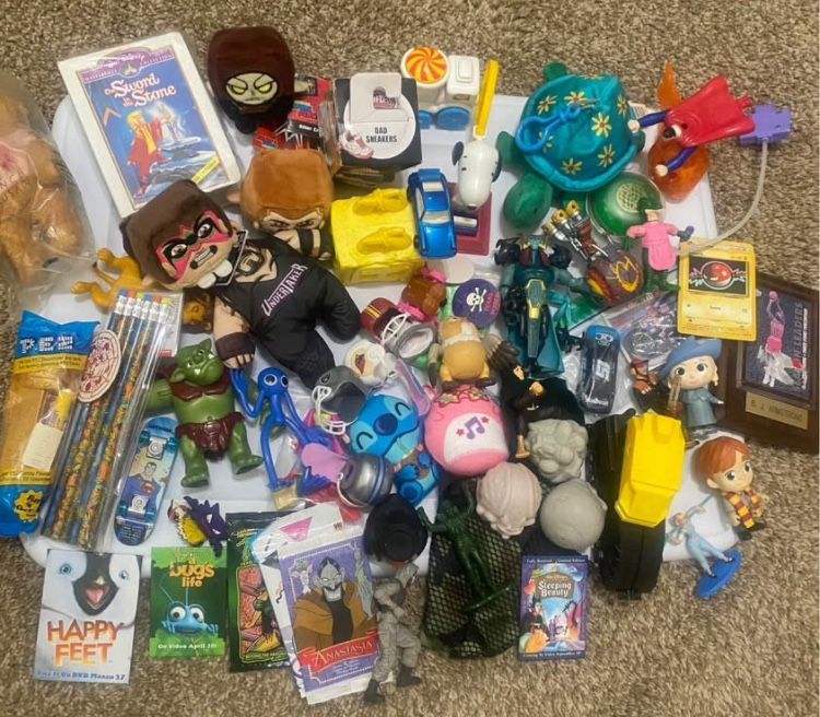TOYS COLLECTIBLES LOT-McDonald’s, 90s toys & More