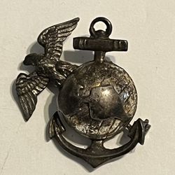Excellent vintage WWII USMC STERLING Eagle, Globe, and Anchor (EGA) pin.