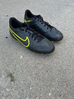 Nike Tiempo Soccer Cleats Size 6 Youth