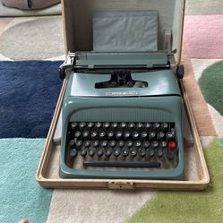 Undewood - Oliveti Vintage Manual Typwriter