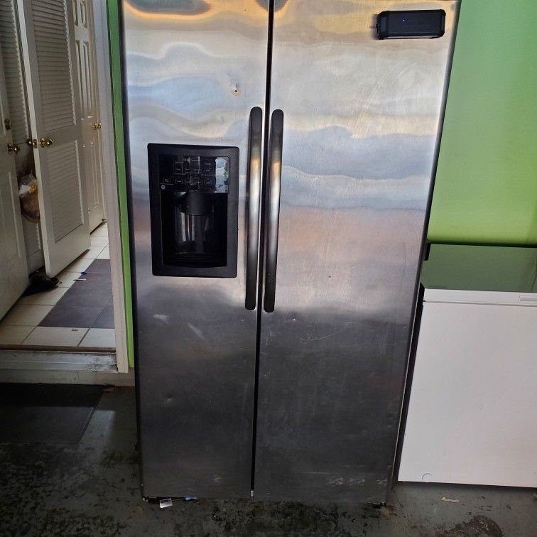 $50 OFF
Frigidaire 25.6-cu ft Side-by-Side Refrigerator with Ice Maker ,Water and Ice Dispenser ( FStainless Steel )