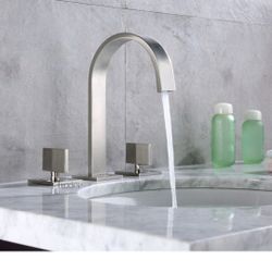 Luxier Widespread 2 Handle Brushed Nickel Bathroom Faucet.  New.  Nuevo. 