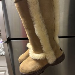 UGG BOOTS SIZE 7