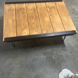 Rustic Solid Wood coffee table with hairpin legs In Great Condition 