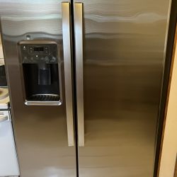 GE Stainless Steel Side-by-Side Refrigerator – FOR PARTS / REPAIR