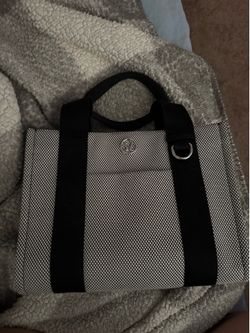 Lululemon tote