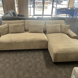 Tan Comfy Sectional W/ Stylish Accent Pillows 