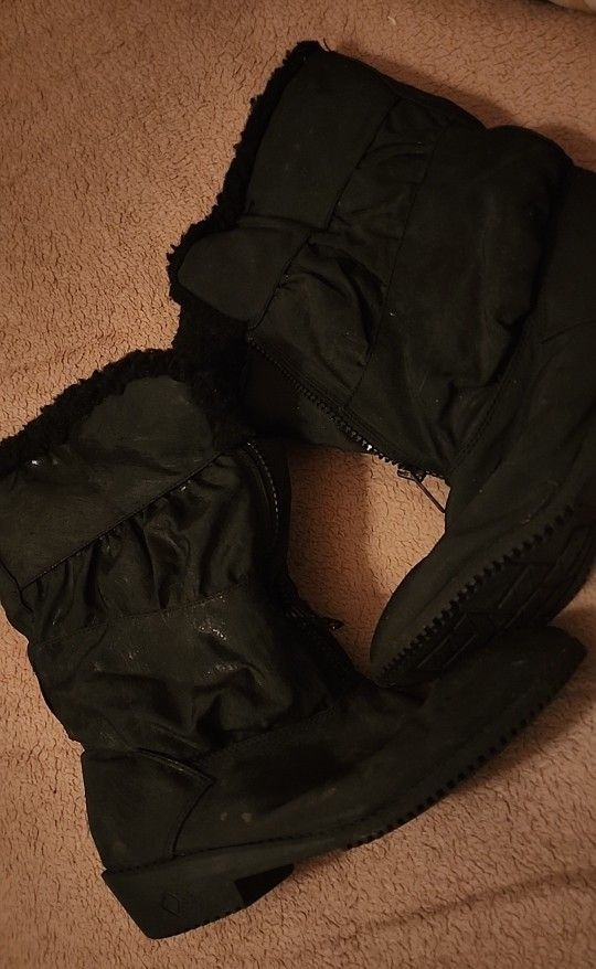 Womens Black winter boots size 9W by Chillmark. Lined with thick fleece.
