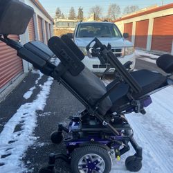 Quantum Edge HD power Chair. 
