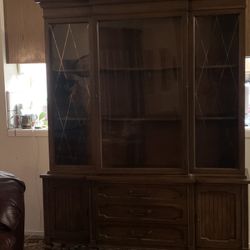 Vintage china hutch in good condition$125 