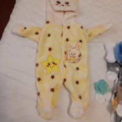 Ropita De Bebe  Recién Nacido 2 Mamelucos 2 Trajesitos Que Incluye Pantalón Suéter Gorra Y Sapatitos 19 Pares De Calcetines 4 Pares De Guantes 8 Gorri