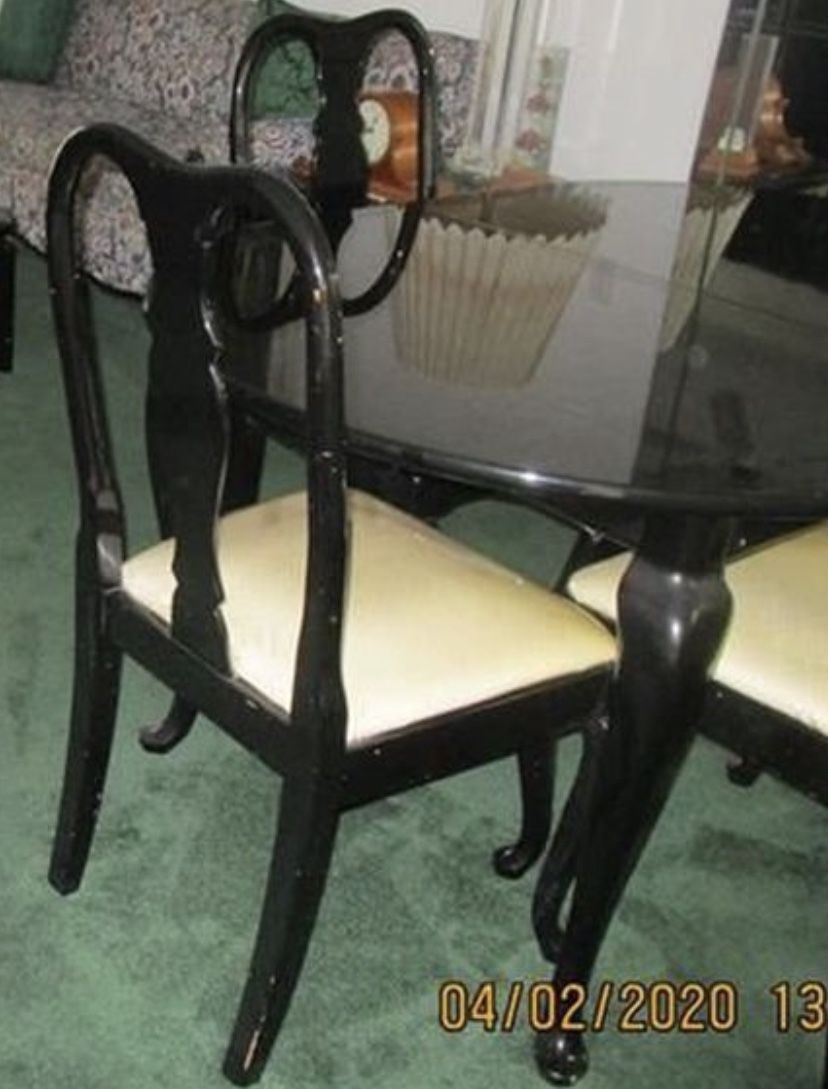 Dining room set -table + 4 chairs