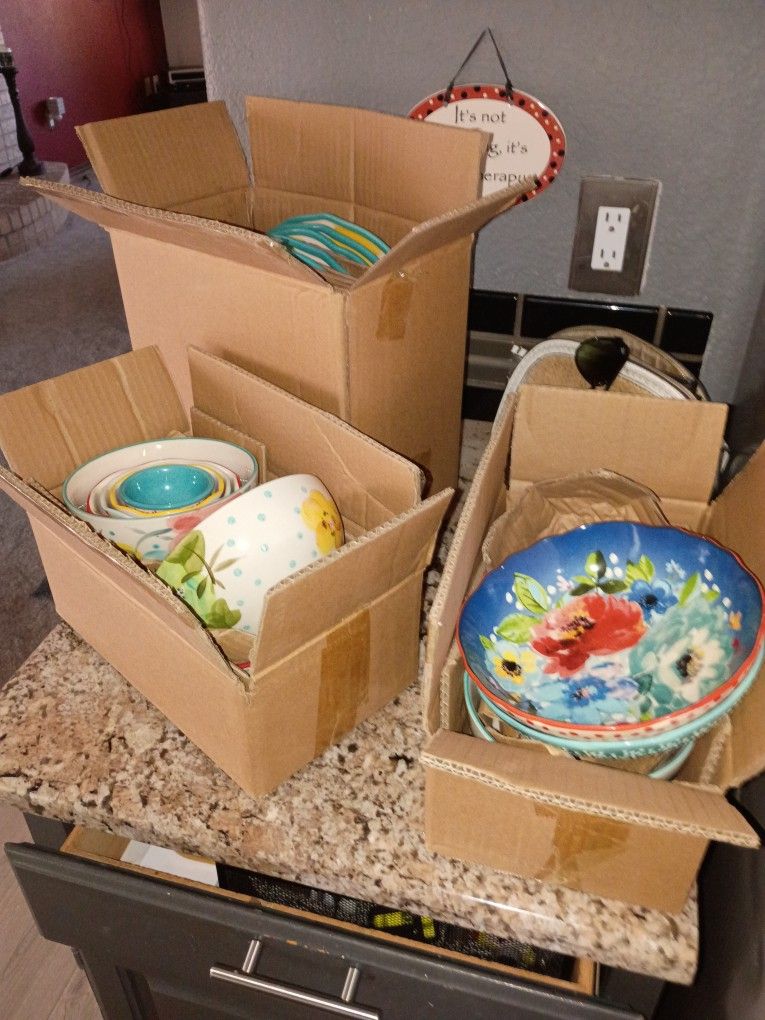Pioneer Woman Dishes Set Of 8 Plus Extra Dishes