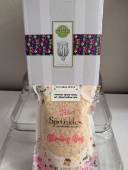 NEW IN THE BOX SCENTSY WALL WAX WARMER WITH 1 BAG OF SCENT