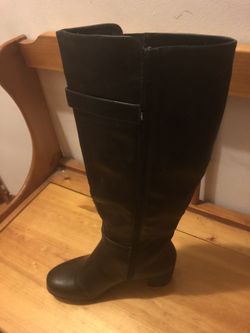 Beautiful size 6 1/2 Med boots