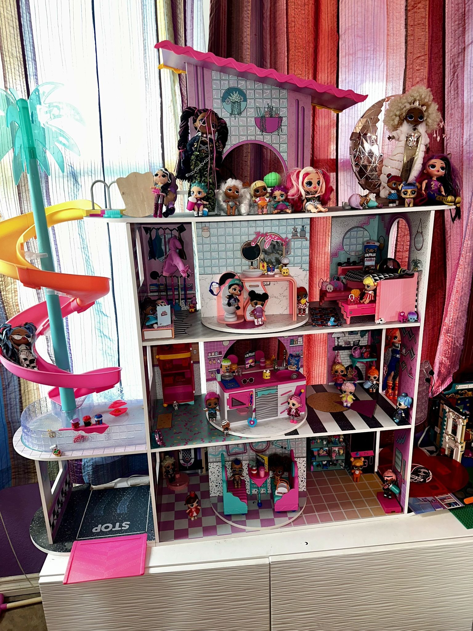 LOL Doll House, With Over 30 Dolls And 100s Of Accessories