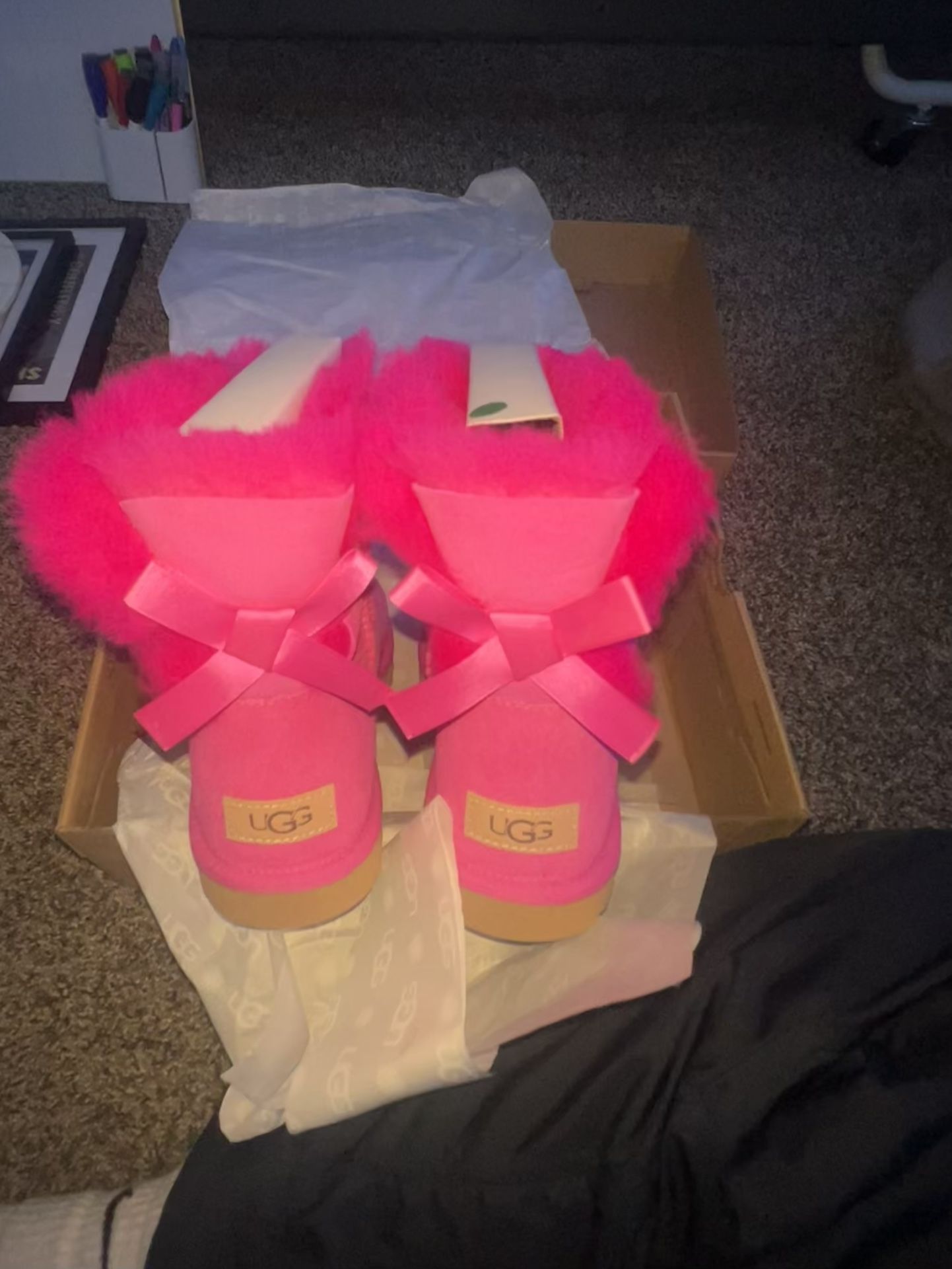  BAILEY BOW UGGS , PINK, BRAND NEW , SZ 9