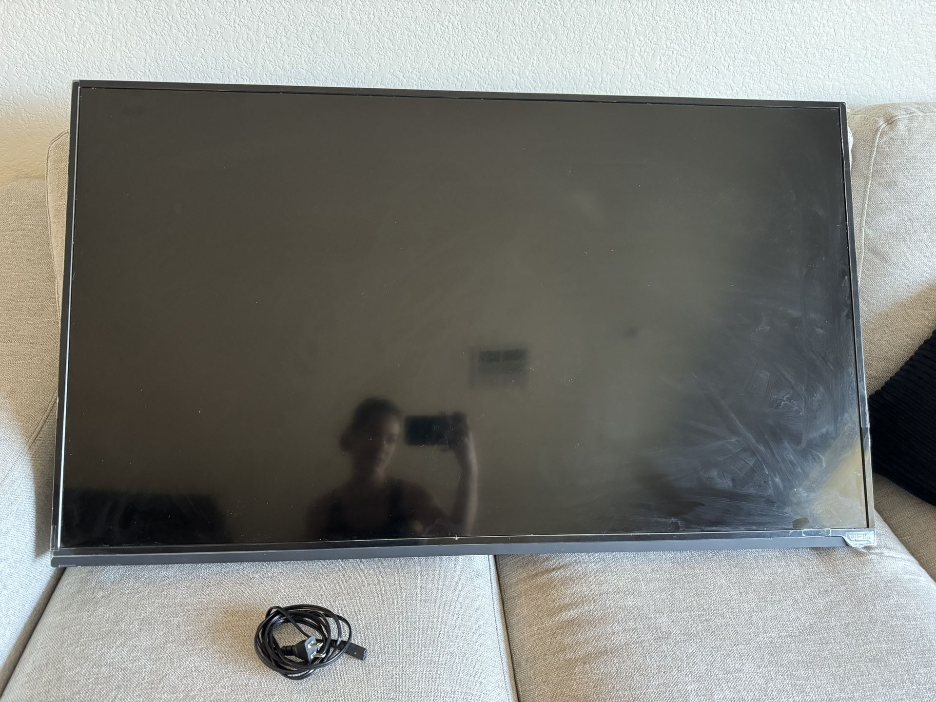 Crystal-clear 50-inch display TV Vizio e50-c1