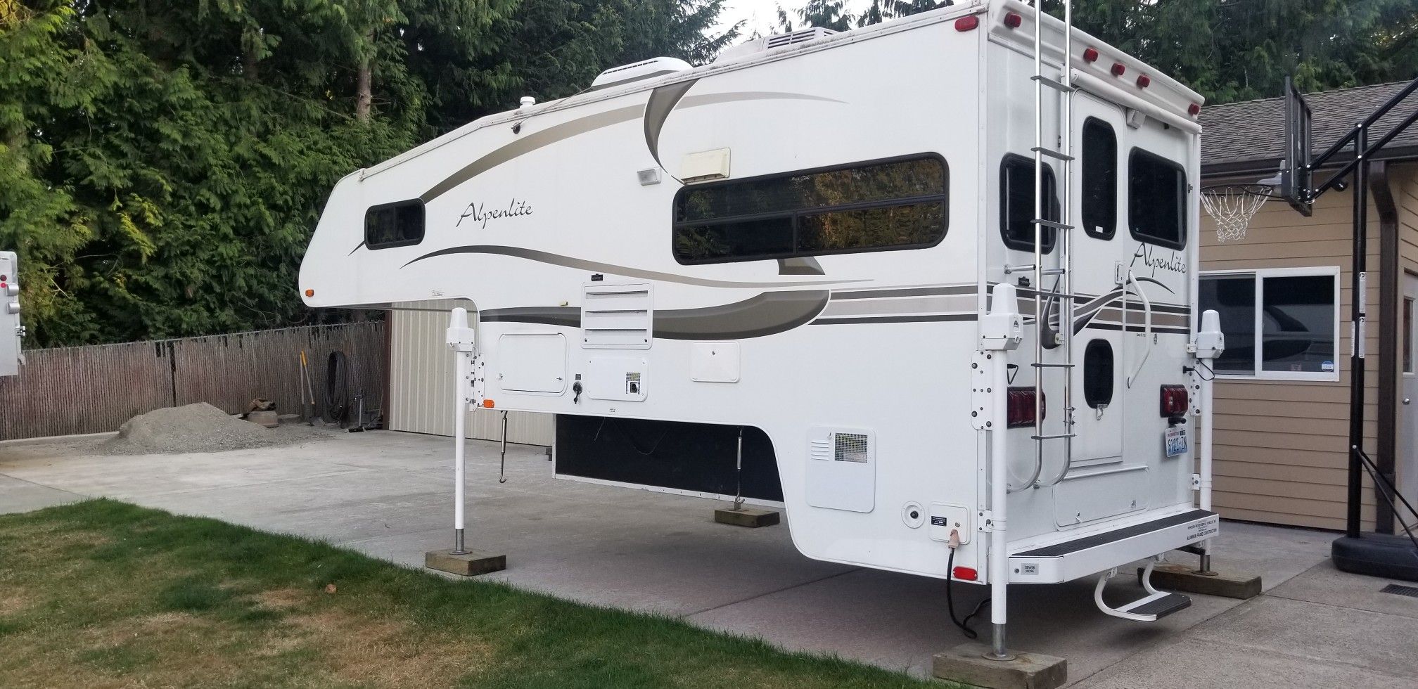 Camper alpenlite santa fe 11.5 ft for Sale in Bonney Lake, WA OfferUp