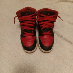 Jordan 1 Mid Alternate Breed.