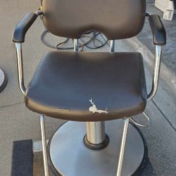4 HYDRAULIC SALON CHAIRS FOR SALE