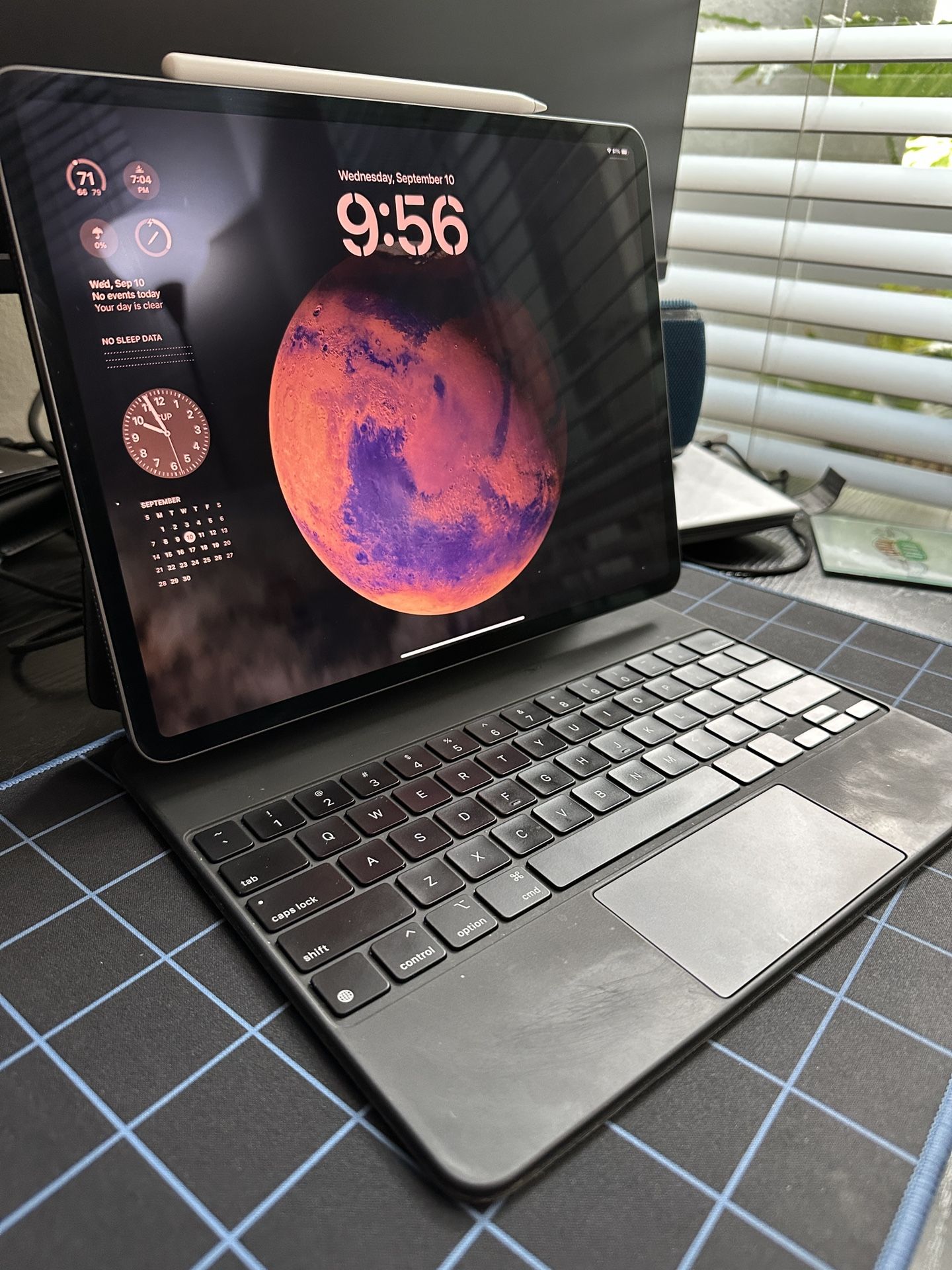 Apple iPad Pro 12.9″ 4th Gen 2020 Wi-Fi + Magic Keyboard + Apple Pencil 2 Bundle