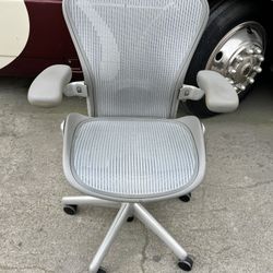 Good Herman Miller, gray Aeron chair, medium size loaded