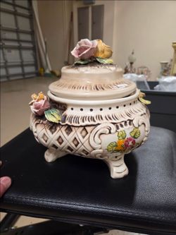 Capodimonte potpourri jar