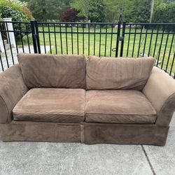 American Signature Studio Couch, Perfect condition, no damage, can deliver 