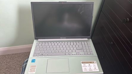 “ASUS VivoBook”