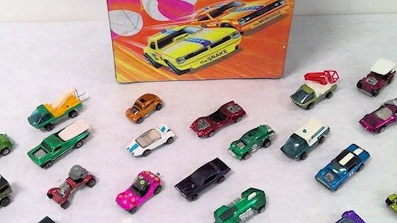 Collector seeking vintage old genuine Hot Wheels redlines 1960s 70s toy cars hotwheels red lines