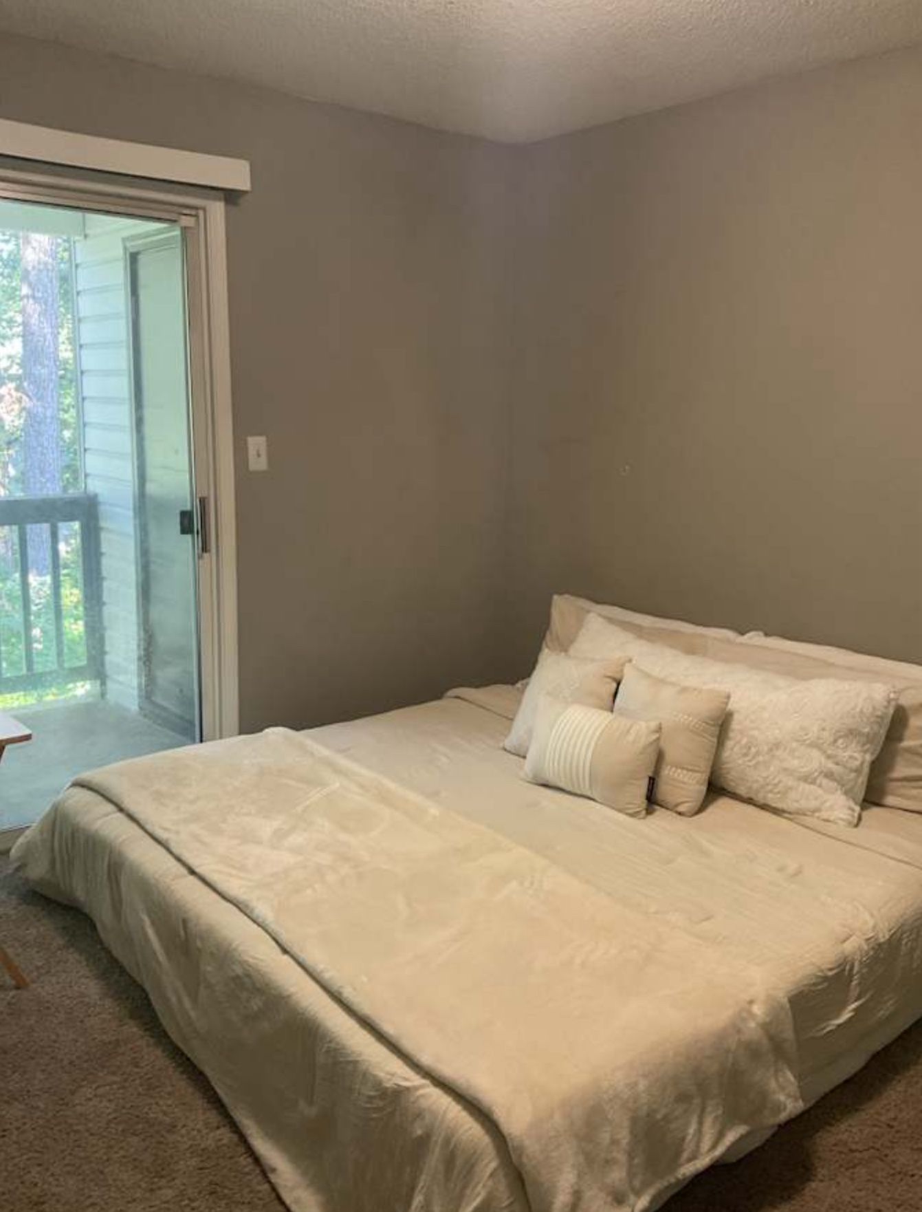 🛏️ I King Mattress + Box Spring – MUST GO! (Excellent Condition) – $180 OBO