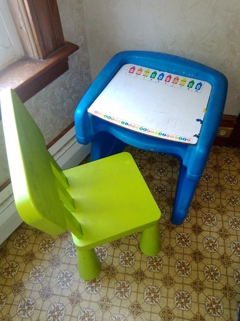 Child Desk And Chair 