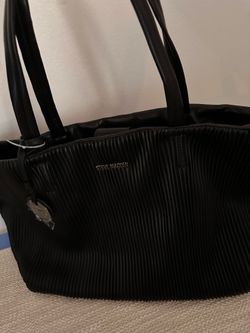 Cartera  color negro.