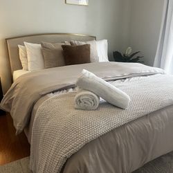 Moving Sale Queen Size Bed w/ Frame & Mattress 
