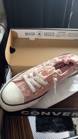 Converse Women’s Slip on Shoes 8.5 NEW in box