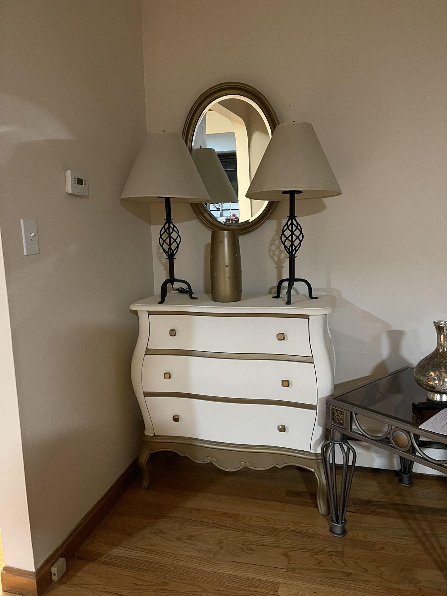 $200 Beautiful entrance furniture with decorations and lamps included