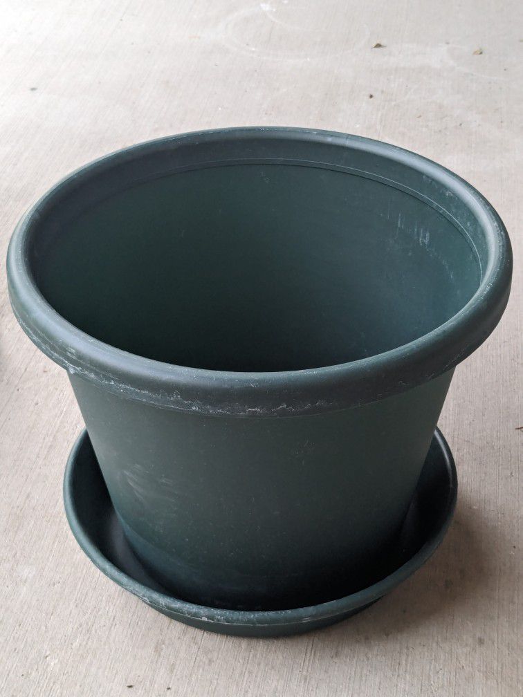 9 Gallon Planter 16 Inches Pot Plastic Evergreen With Saucer