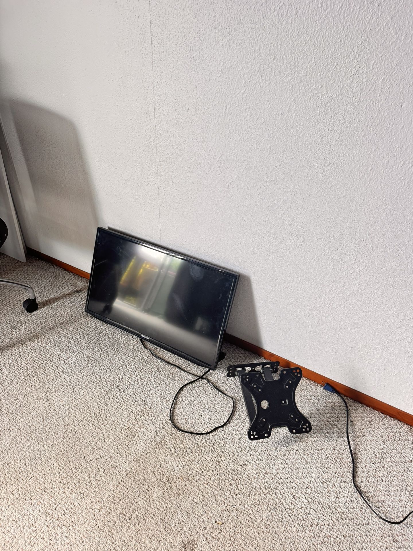 Tv 32 “ + Wall Mount 