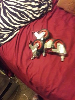 Llantas para ponerle para hacer una puerta corrediza para hacer un carrito por la cantidad de $20 el set