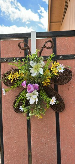 New with tags butterfly Floral Wreath indoor/outdoor