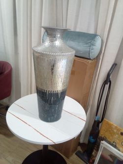 Corner decor , silver gradoent to darker silver