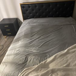 💤 Queen Bed Frame + Nightstand – Great Condition! (Mattress Not Included)