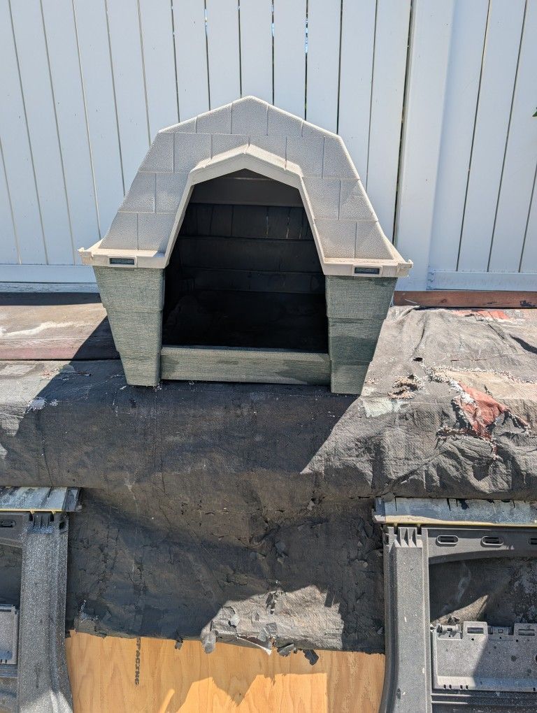 Medium To Small Dog House You Don't Have To Worry About Painting It You Can Fit Medium Dog Or Two Small One In Very Good Condition