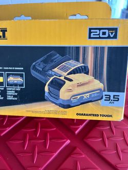 DEWALT 20V MAX XR 3.5Ah Battery and Charger Kit